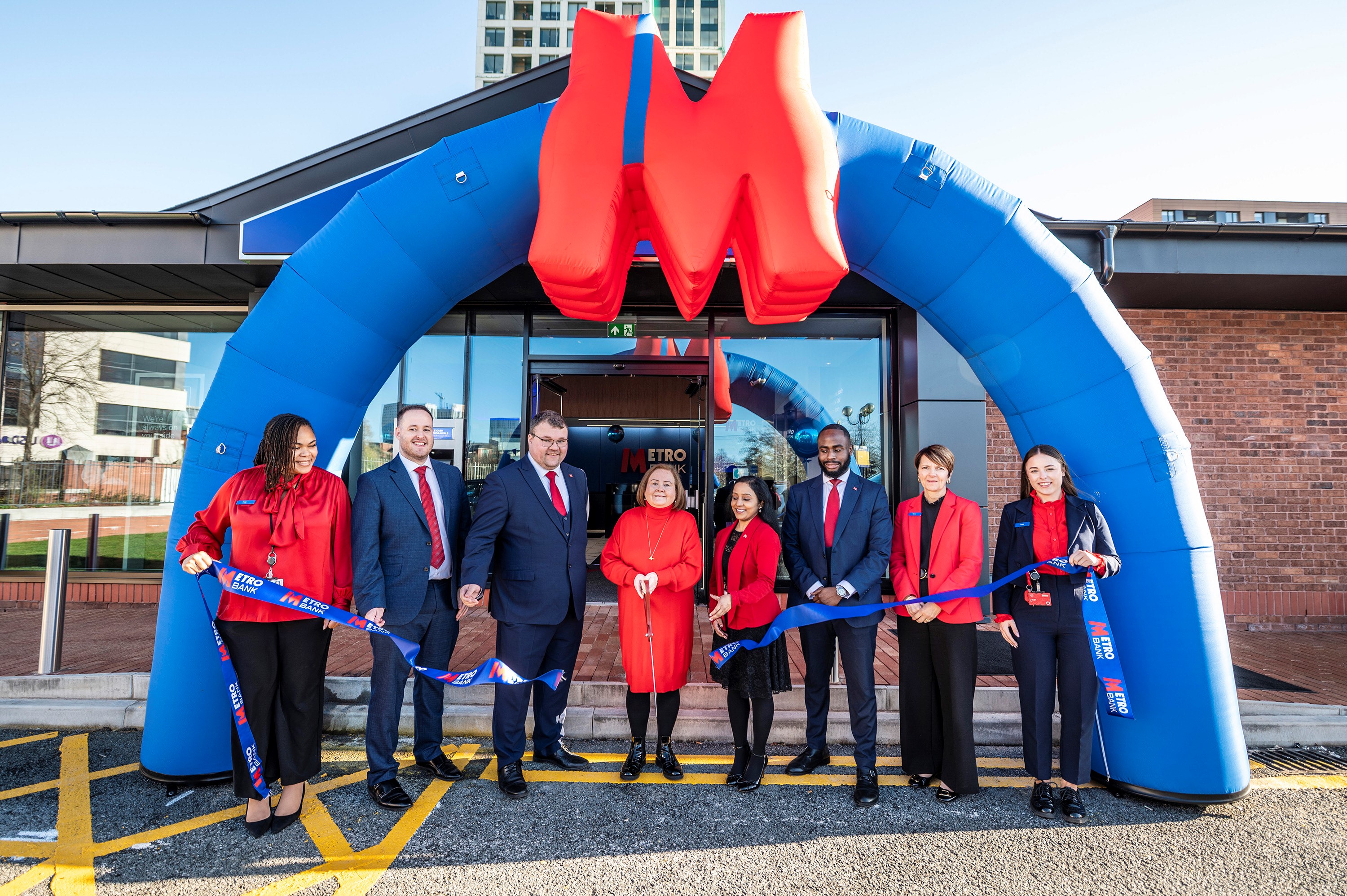 Cllr Pepper joined by bank employees at ribbon cutting ceremony to mark the opening of Metro Bank store